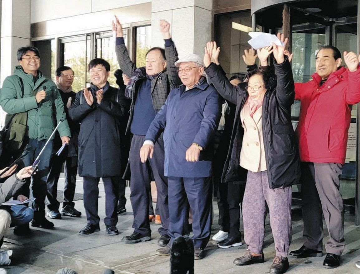 한국 최고재판소에서, 승소를 기뻐하는 원징용공의 유족들=2023년 12월 28일