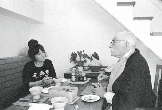 ﻿1978年、晩年のバーナード・リーチ（右）と話すジルさん＝加藤節雄さん撮影
