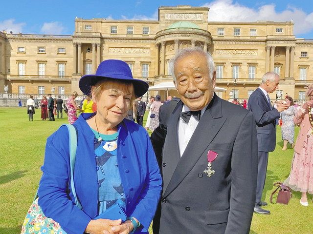 ﻿5月25日、バッキンガム宮殿のパーティーに招待された加藤節雄さんとジルさん＝加藤節雄さん提供
