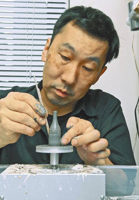 ろくろを回し作品を制作するミニチュア陶芸作家の市川智章さん＝いずれも墨田区で
