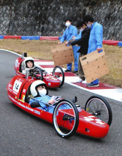 コースを走る部員チームのエコカー（手前）と卒業生チームのエコカー
