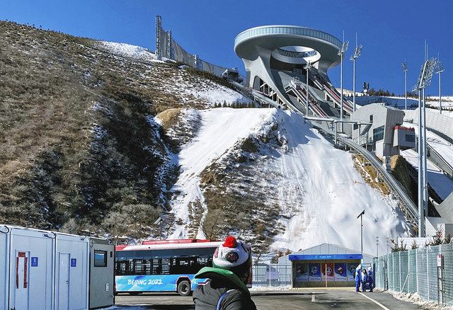 ５日、周辺にほとんど雪がないスキージャンプ台＝いずれも河北省張家口市で（白山泉撮影）