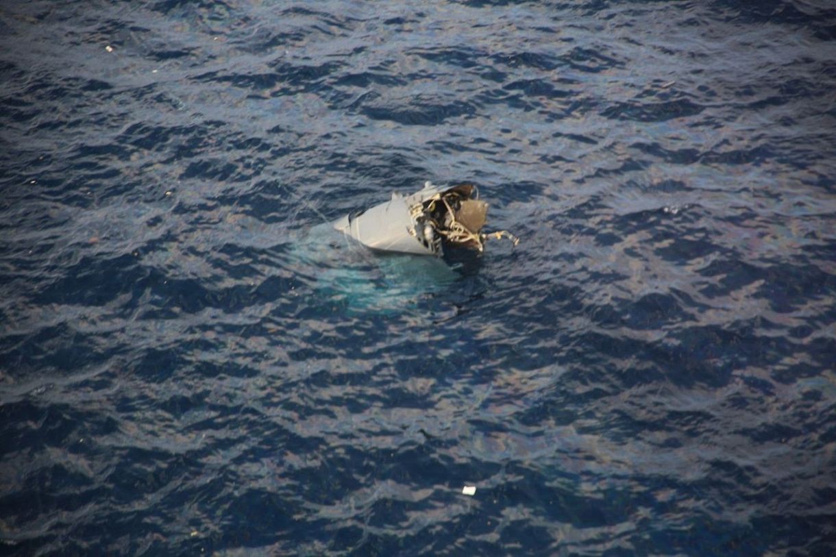 鹿児島県・屋久島沖で見つかった米軍のCV22オスプレイの残骸とみられるもの＝11月29日午後（第10管区海上保安本部提供）