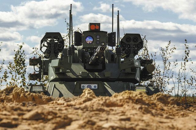 軍事演習ザーパド２０２１で配備されたロボット兵器「ウラン９」＝ロシア国防省提供