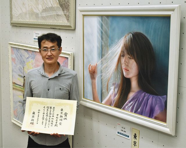 東京新聞賞の中野さんと、エアブラシで描いた受賞作品の「美人画」＝いずれも台東区で