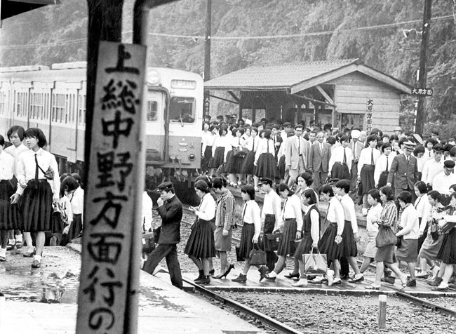 鉄道２ 白黒鉄道写真 混雑した駅の電車 東京新聞タイムカプセル 鉄道〉 駅の様子 1：東京新聞デジタル