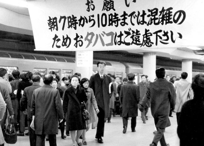 鉄道２ 白黒鉄道写真 混雑した駅の電車 東京新聞タイムカプセル 鉄道〉 駅の様子 1：東京新聞デジタル