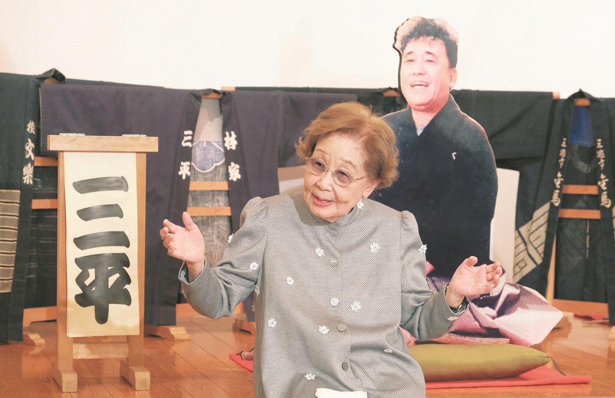 再開される「ねぎし三平堂」で報道陣の質問に答える海老名香葉子さん