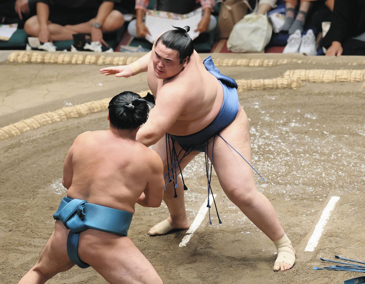 秋場所13日目、押し出しで玉正鳳（手前）を破った阿武剋。この一番から3連勝した＝両国国技館で