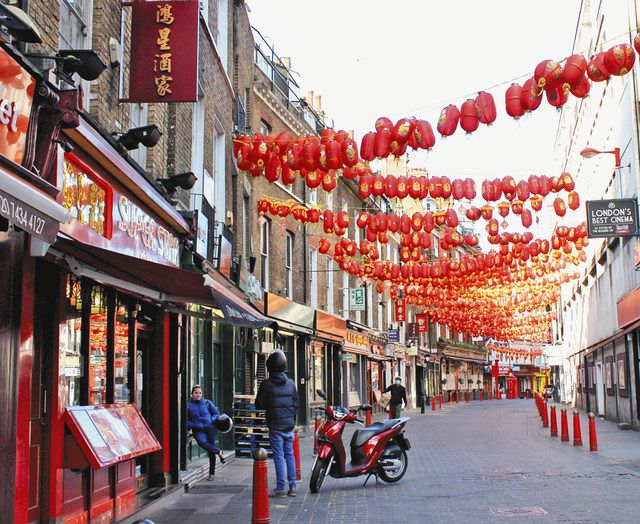 ２３日、ロンドンの中華街は、持ち帰り営業をする飲食店の前だけ人がいた＝沢田千秋撮影