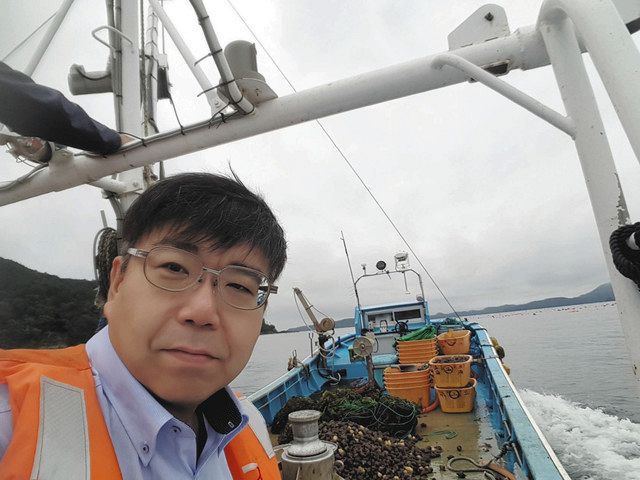 船に乗りホヤ養殖の現場に向かう斎藤さん＝いずれも２０１９年６月、宮城県石巻市の雄勝浜で
