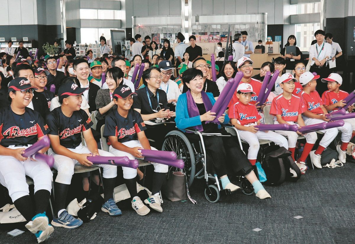 Governor Yuriko Koike cheers together with children at the Tokyo Metropolitan Government Building, photo by Aki Okuno