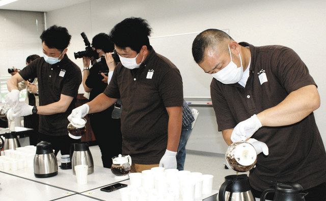 ほうじ茶の試作品をつくる若手の茶生産者たち＝いずれも富士市役所で
