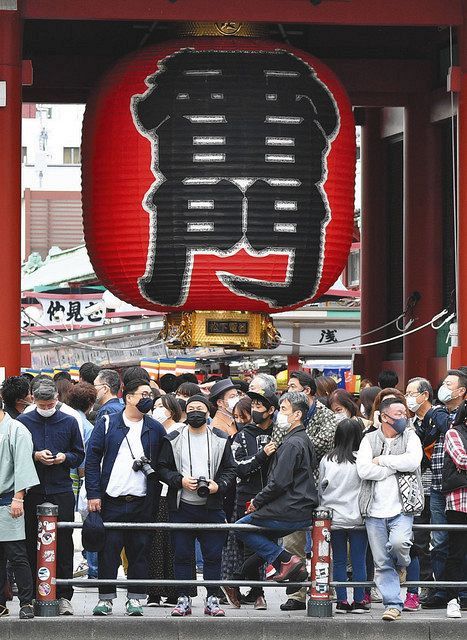 大勢の観光客らでにぎわう東京・浅草の雷門前＝台東区で