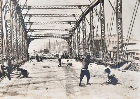 関東大震災の復興事業で、架け替えのための解体工事が進む旧両国橋（都提供）