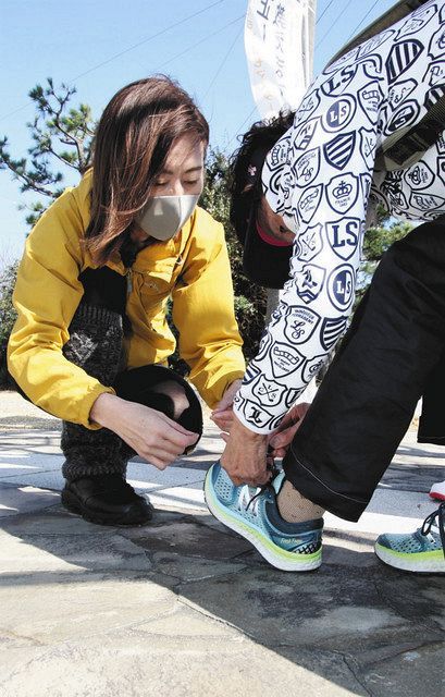 足腰の健康 靴ひもから 静岡の靴育協が正しい締め方を街頭指導 東京新聞 Tokyo Web 足腰の健康 靴ひもから 静岡の靴育協が正しい締め方を街頭指導 東京新聞 Tokyo Web