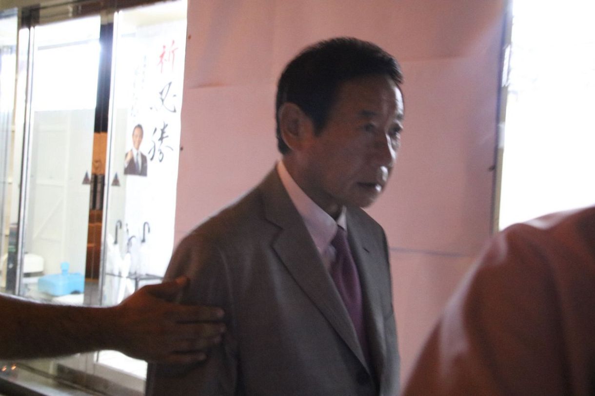 落選が確実となり、事務所を後にする三宅茂樹氏＝6月23日未明、世田谷区で
