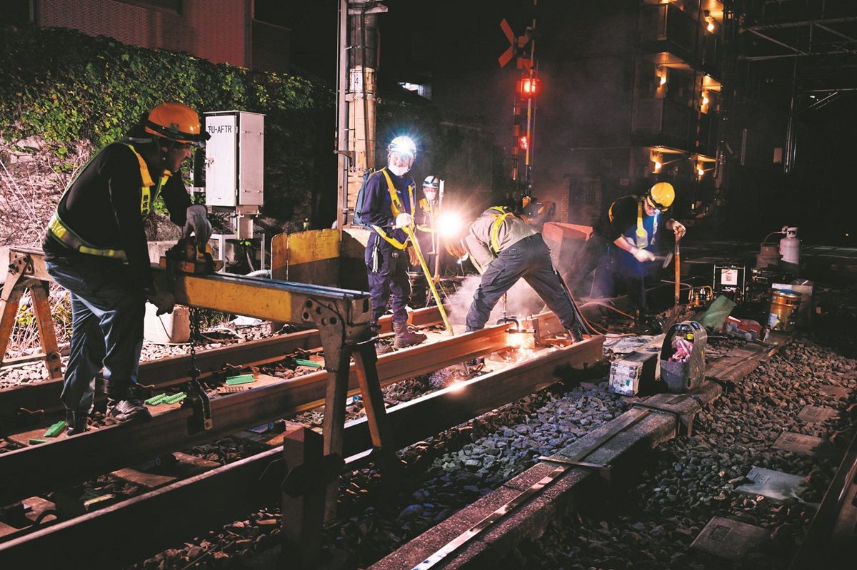 線路の保守作業をなぜ昼間に？ 深夜は指示も小声で… 昼夜両方の現場を