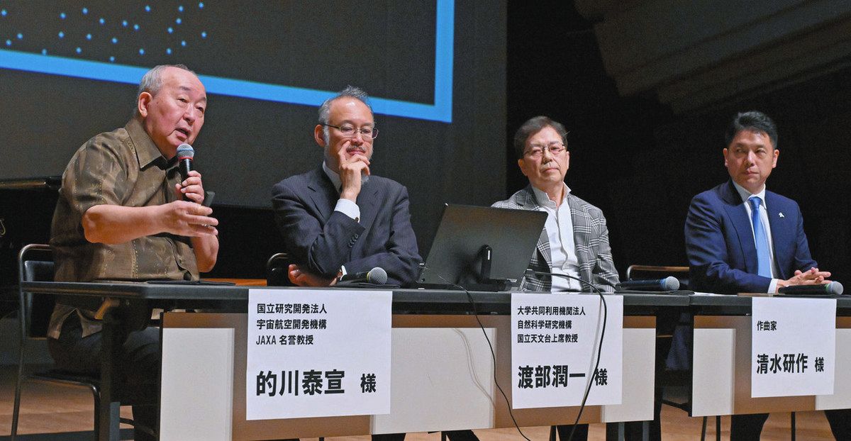 Talking about the history of the Voyager space probe in a new song performance (from left) Emeritus Professor Yasunori Matokawa of the Japan Aerospace Exploration Agency, Senior Professor Junichi Watanabe of the National Astronomical Observatory of Japan, composer and professor Kensaku Shimizu of Niigata University, and CEO Mitsunobu Okada of Astroscale Holding hands in Sumida Pavilion