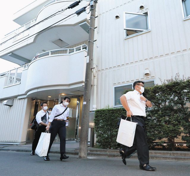 家宅捜索を終え、日本大アメリカンフットボール部の寮を出る警視庁の捜査員ら＝東京都中野区で
