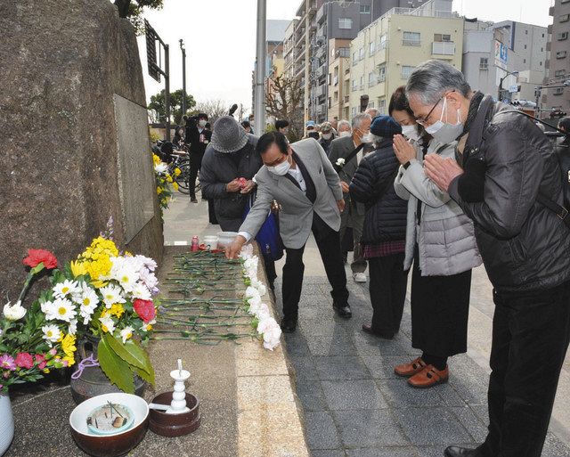 追悼碑に献花する集会の参加者ら＝台東区浅草７の隅田公園で