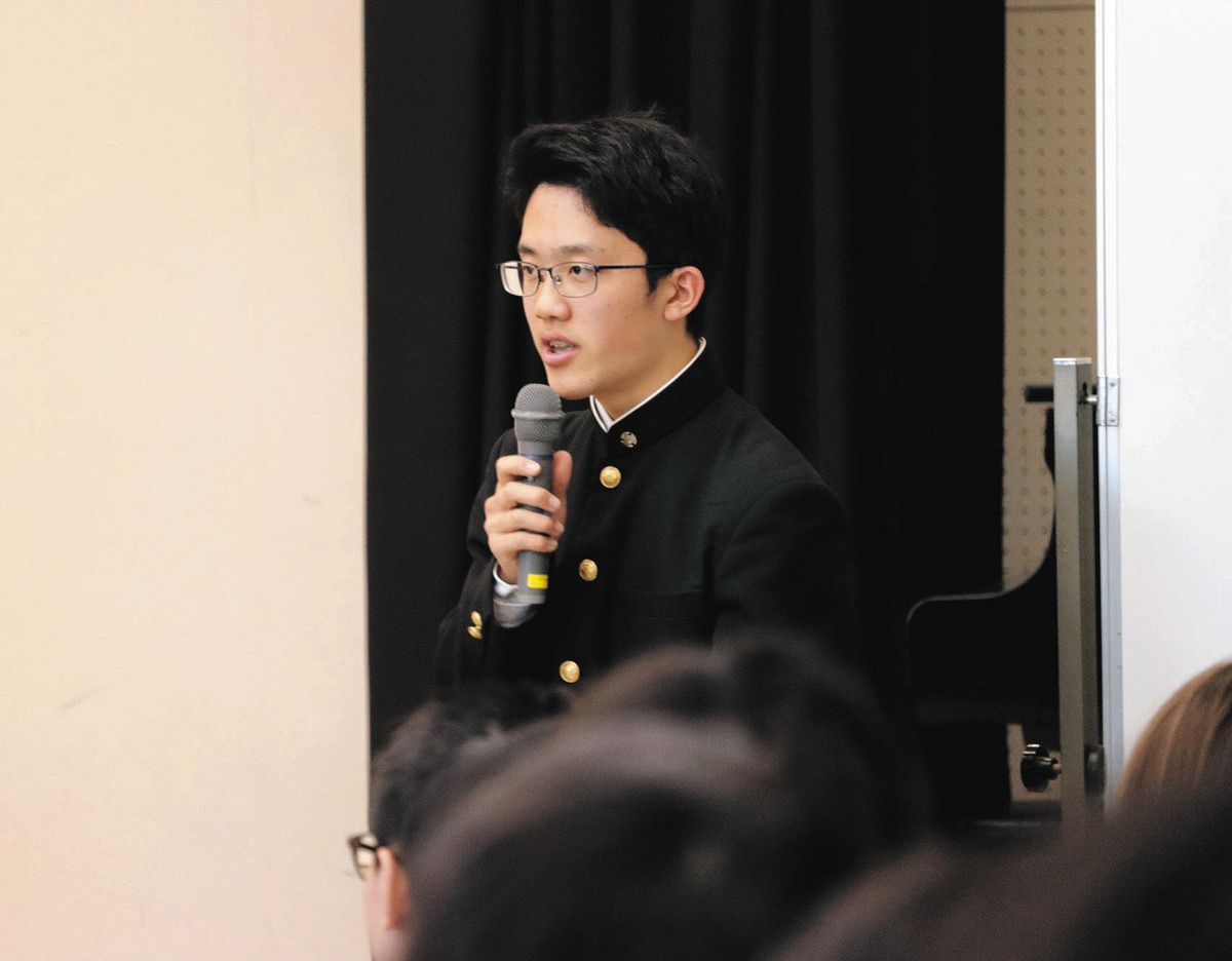 意見表明会で進行をする生徒会長の田原さん＝県立浦和高校で
