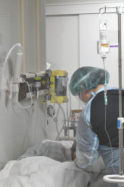 コロナの入院患者をケアする看護師＝久喜市の県済生会栗橋病院で
