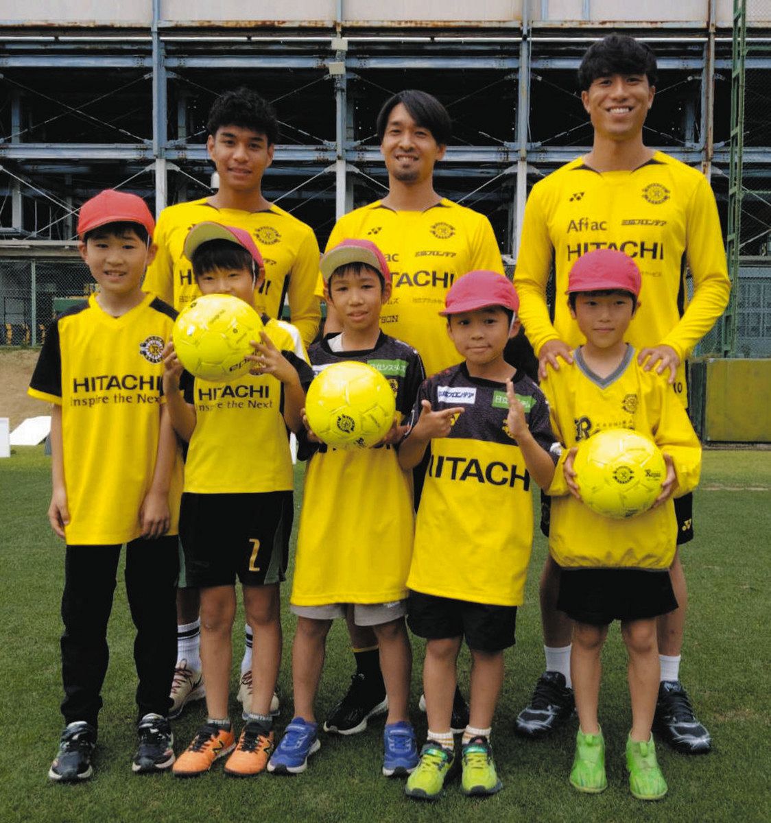 柏レイソル、児童140人を練習場に招待 記念撮影など選手とふれあい
