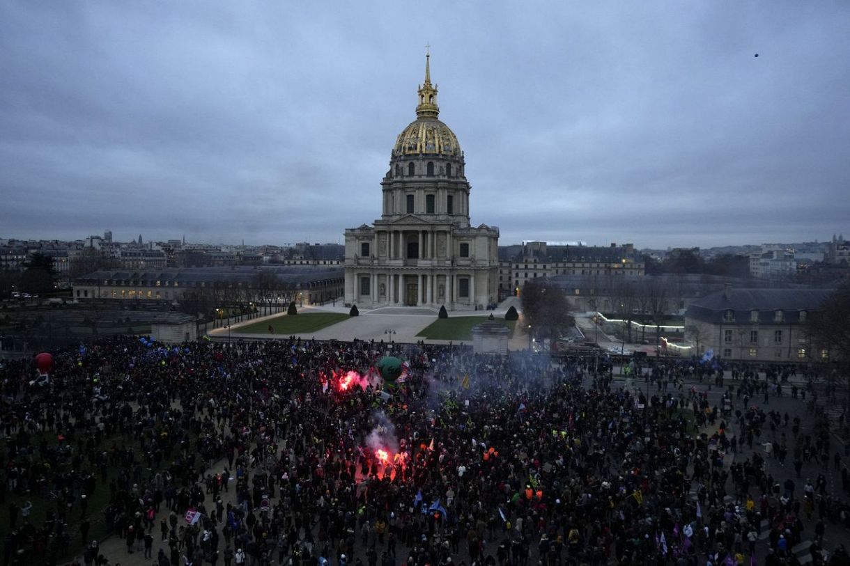 フランスで年金改革反対デモ 内務省発表で127万人参加、ストライキ相次ぎ混乱 :東京新聞デジタル