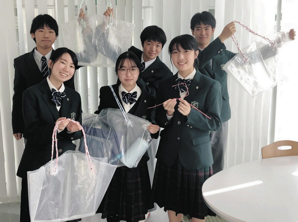 廃棄の傘をハンガー、バッグに 江戸川学園取手高生が模擬企業設立 自ら