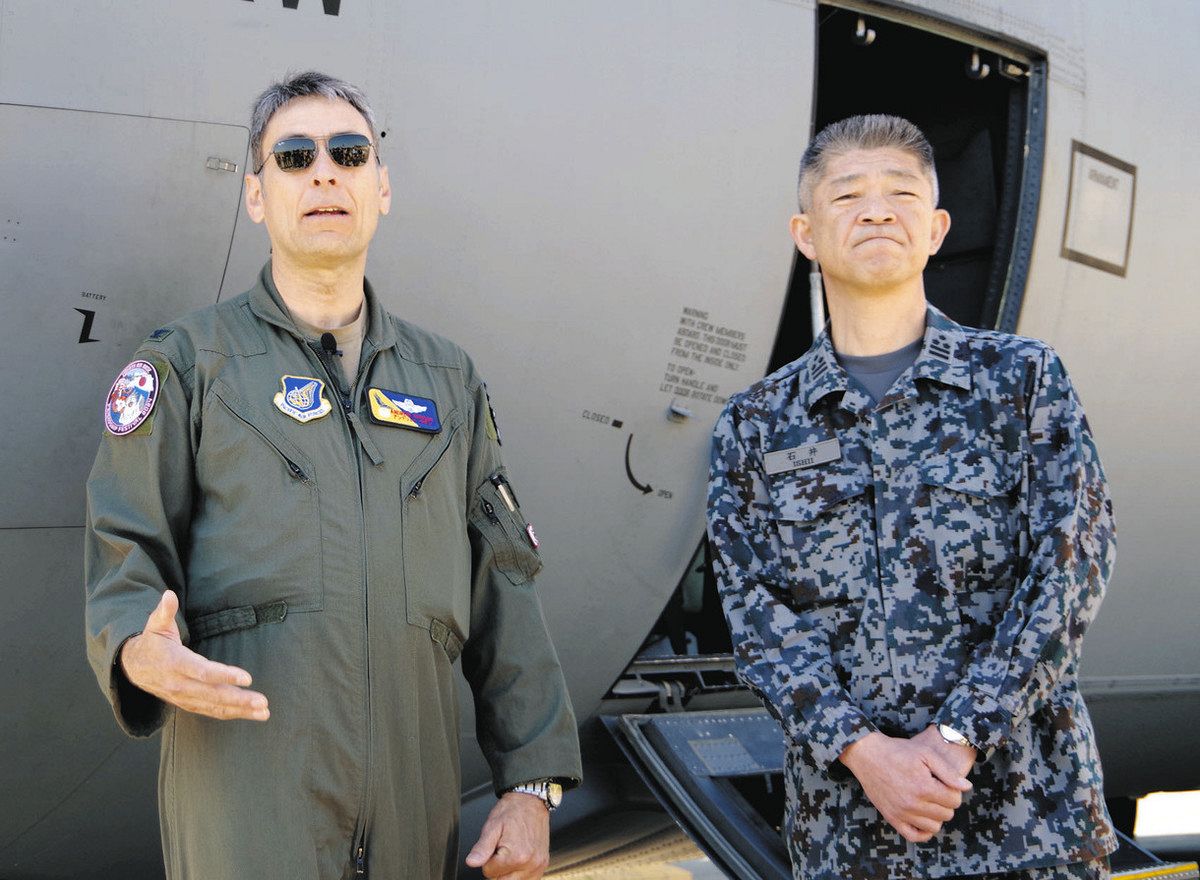 Colonel Andrew Ladan (left) and Airman 1st Class Hiroyuki Ishii answer a press conference.
