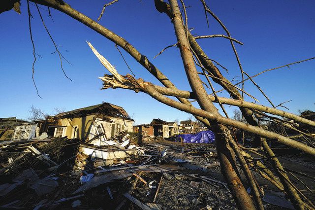 竜巻に破壊された住宅地＝１３日、米ケンタッキー州メイフィールドで（AP）
