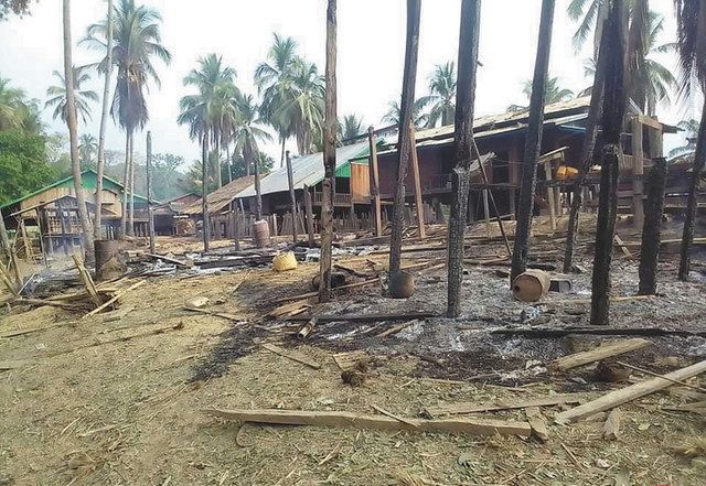 １日、ミャンマー・カイン州で、国軍の空爆で焼き払われたカレン族の村＝Ｆｒｅｅ　Ｂｕｒｍａ　Ｒａｎｇｅｒｓ提供
