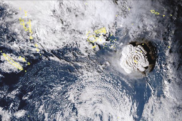 １５日、南太平洋の島国トンガ沖の海底火山噴火の様子を捉えた衛星写真＝気象庁提供、ＡＰ