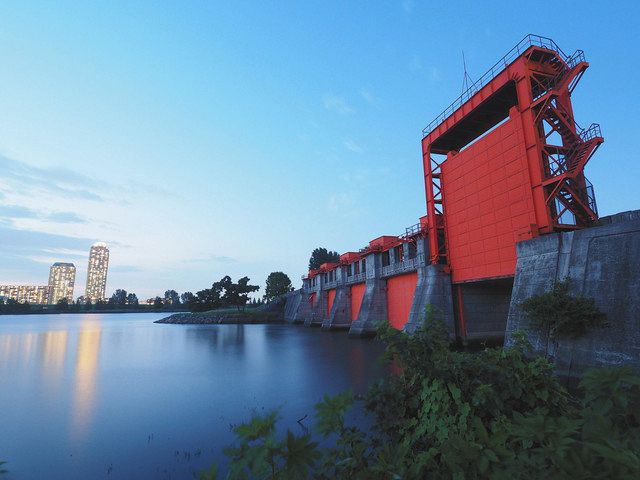 １９８２年まで使用された旧岩淵水門。通称「赤水門」＝いずれも東京都北区で
