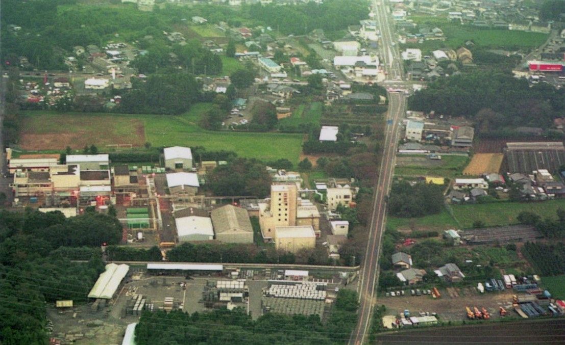 ジェー・シー・オー（中央）の臨界事故発生を受け、茨城県東海村は半径350m以内の住民に独自判断で避難要請を出した＝1999年9月30日、本社ヘリ「まなづる」から（佐藤春彦撮影）