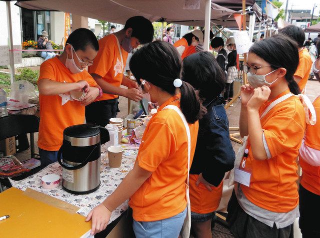 即席の麺を作って提供する子どもたちのお店＝高津区で 