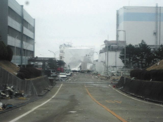 津波で流され、道をふさいだ重油タンク＝東京電力提供
