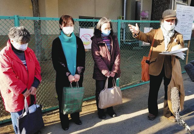 東日本高速道路による住民説明会後、報道陣の取材に応じる被害住民ら＝調布市で
