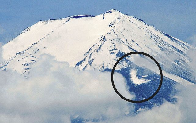 富士山の８合目付近の山肌に出現した「農鳥」（円内）＝２０１８年、山梨県富士吉田市で
