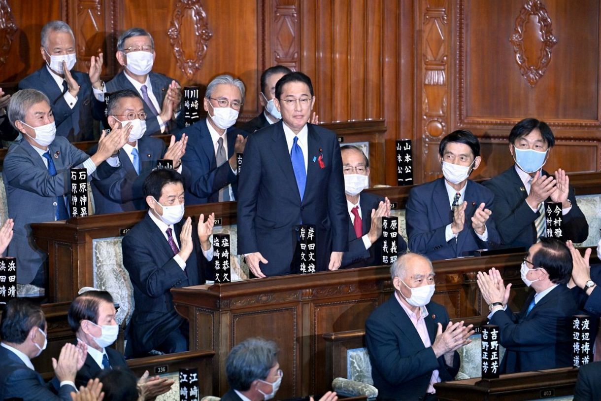 衆院本会議で第１００代首相に指名され、起立する自民党の岸田総裁＝2021年10月４日、国会（戸田泰雅撮影）