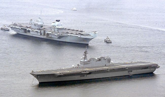 米海軍横須賀基地に向かう英空母クイーン･エリザベス。手前は海上自衛隊の護衛艦いずも
