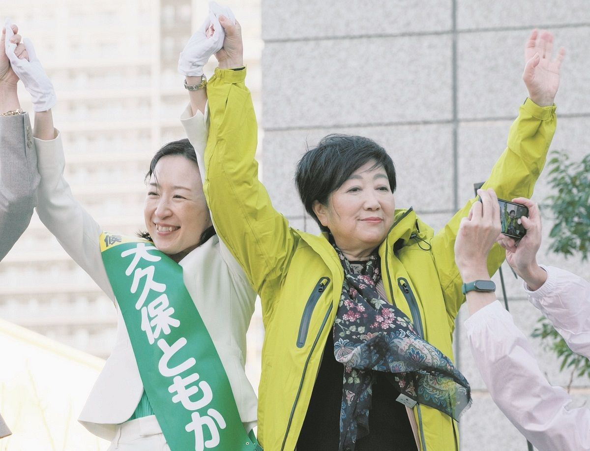 江東区長選が告示された3日、大久保朋果さん㊧の応援に駆けつけた東京都の小池百合子知事