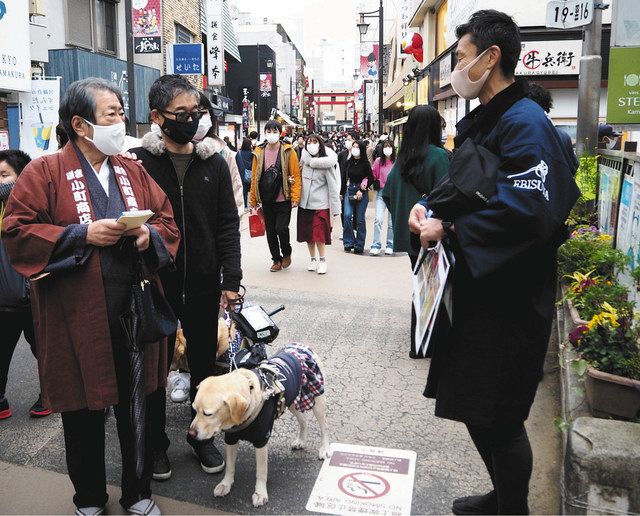 人力車を引く男性（右）に補助犬について説明する盲導犬ユーザーの男性ら＝鎌倉市で
