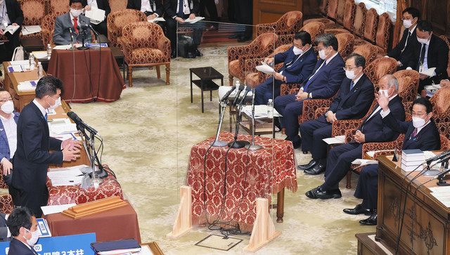 衆院予算委で質問する立憲民主党の泉健太代表（左手前から２人目）。右手前は岸田文雄首相