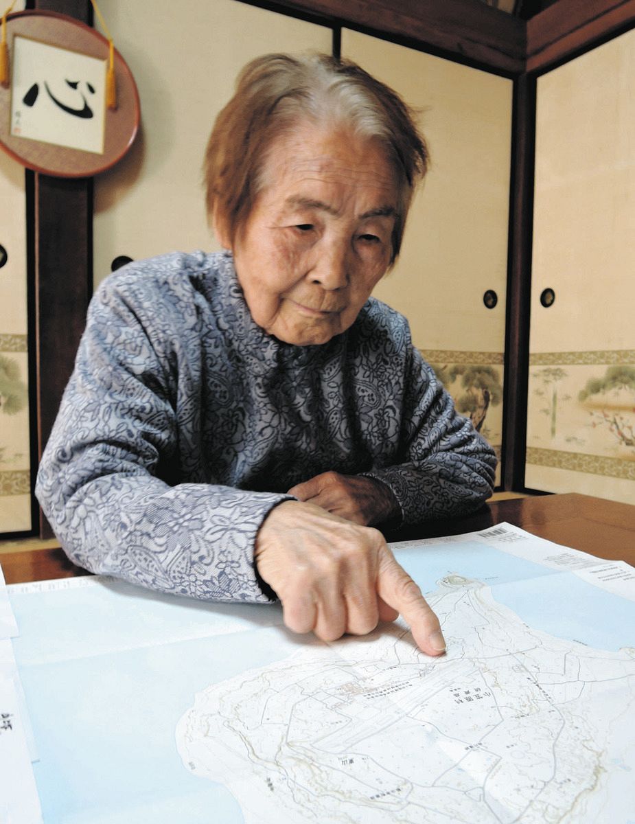 硫黄島の地図で自宅の場所を確認しながら記憶をたどる森下佳代子さん＝東京都八丈町で