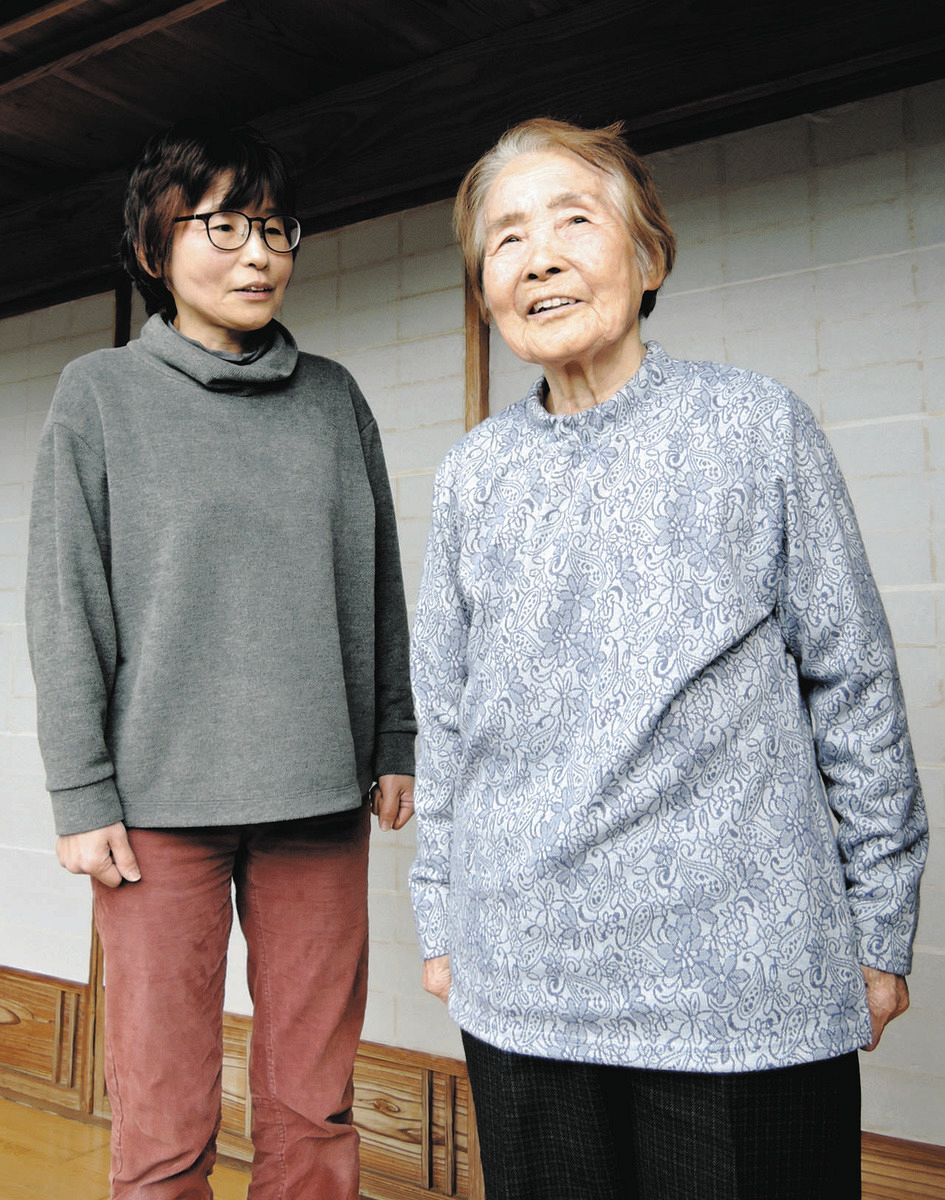 硫黄島の方を眺め、長女の神田園美さん（左）と話をする森下佳代子さん＝東京都八丈町で