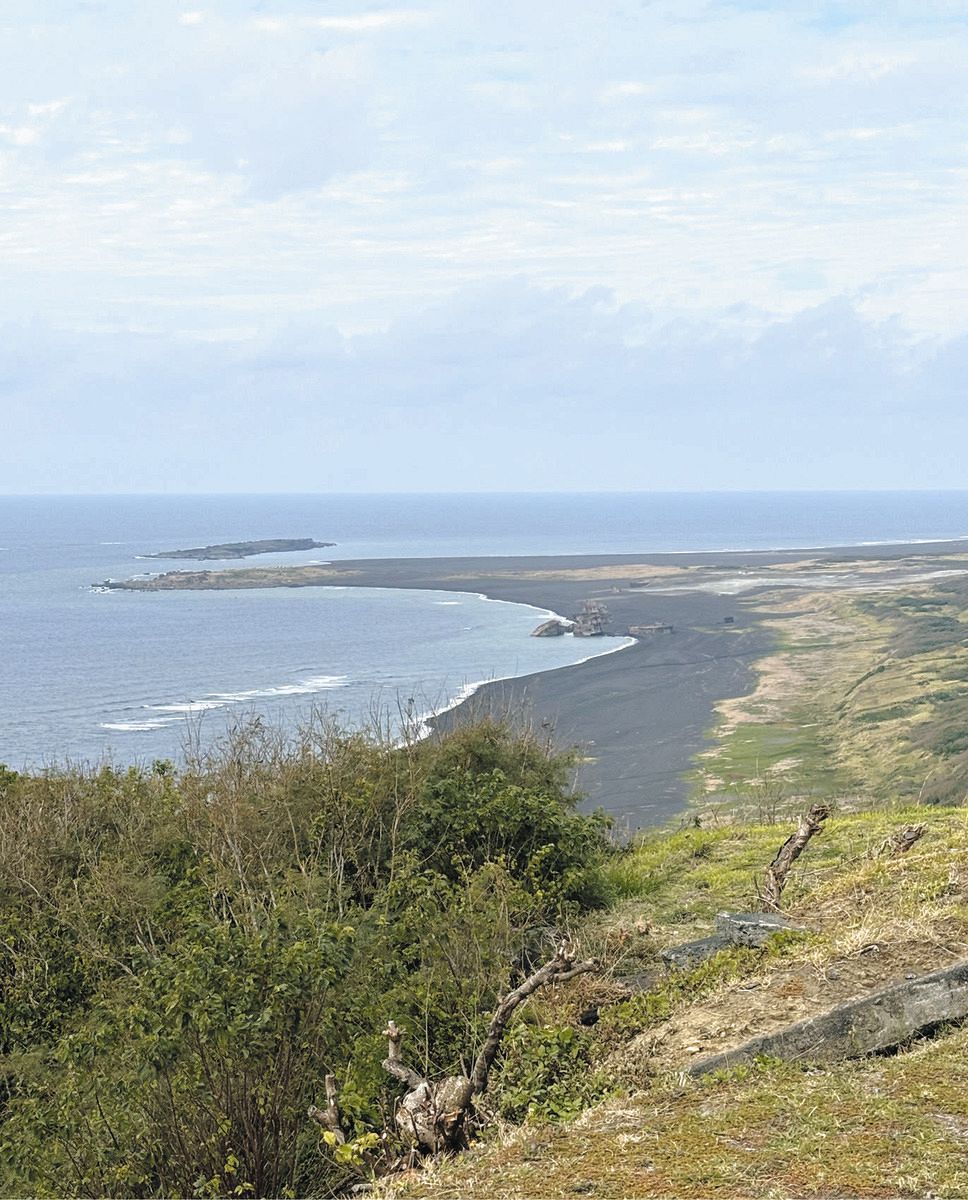 硫黄島の摺鉢山から望む監獄岩（左奥）＝東京都小笠原村で（神田園美さん提供）