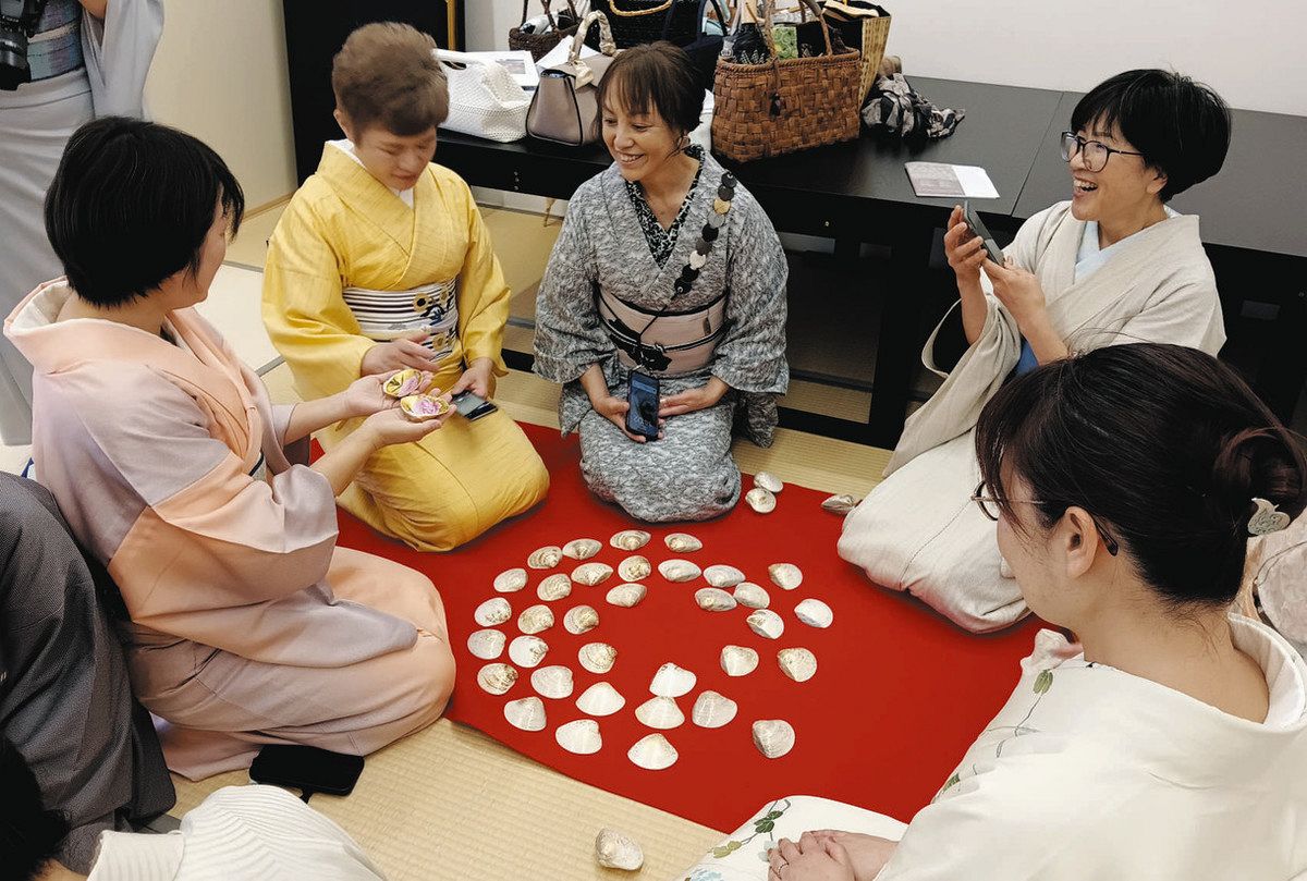 平安の遊び「貝合わせ」たしなむ 八王子で貝絵作家・伊藤さん体験会