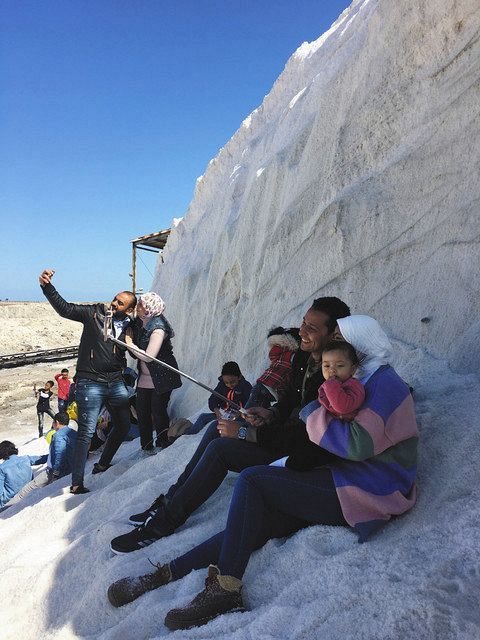 エジプトに巨大な 雪山 が出現 コロナ禍で人気スポットに 本物は見たことないけど 東京新聞 Tokyo Web